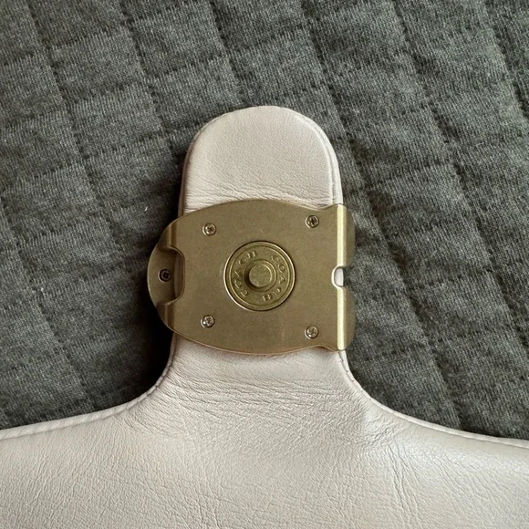 Coach Pillow Tabby 26 - Picture 9 of 11